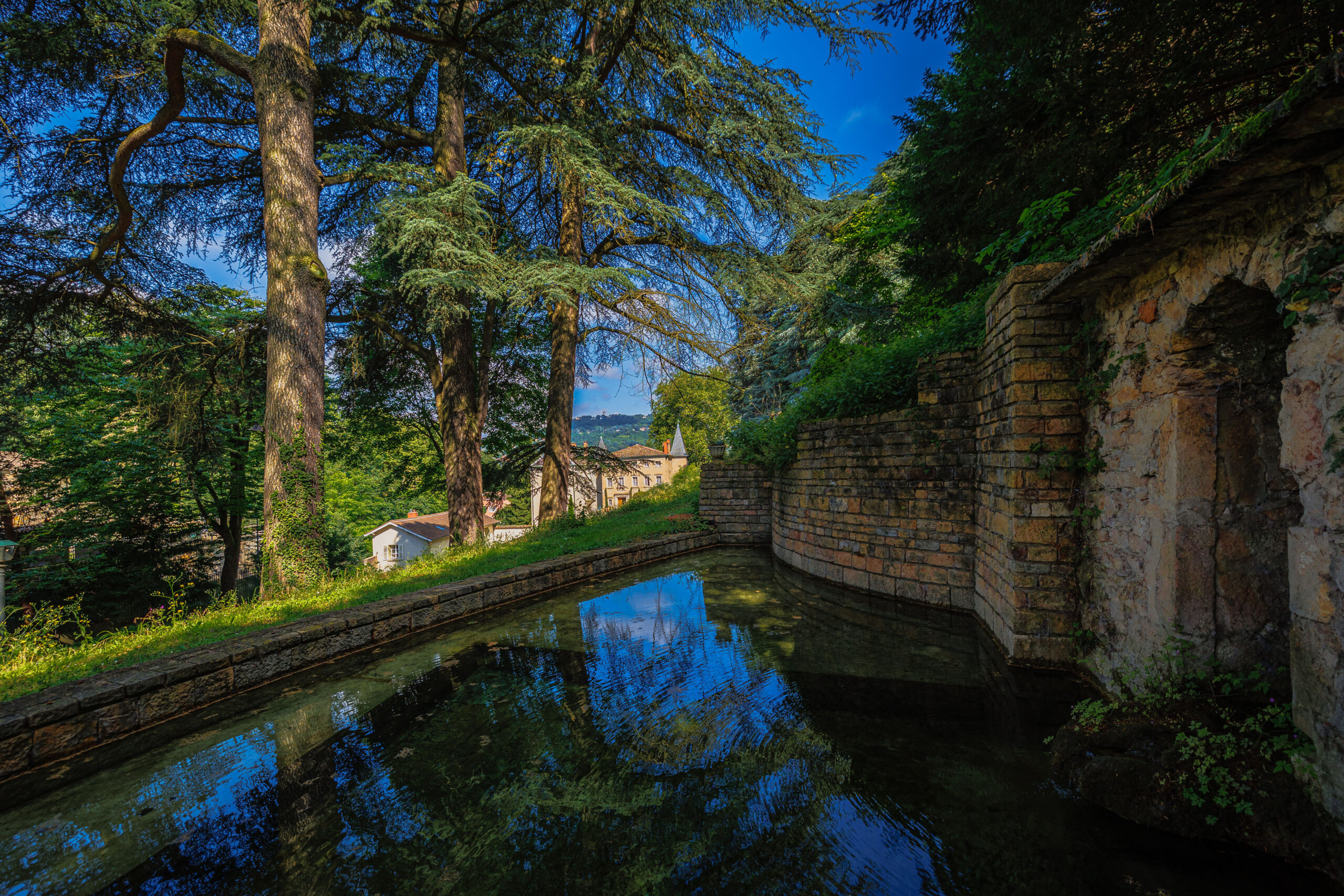 Le parc verdoyant — Lyon Country House